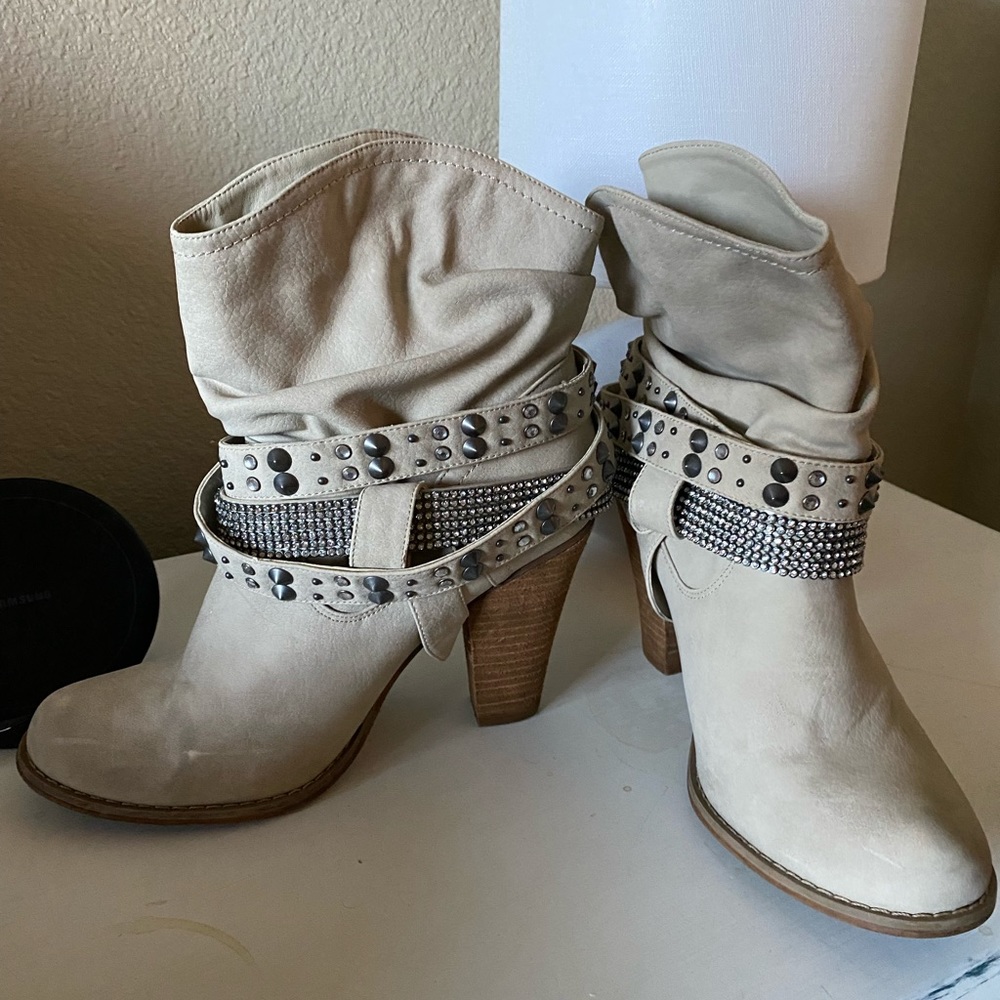 Boots - Picture 4 of 5